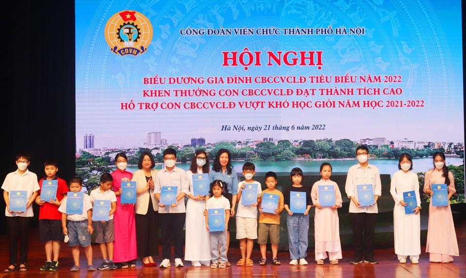 Khen thưởng học sinh đạt thành tích cao