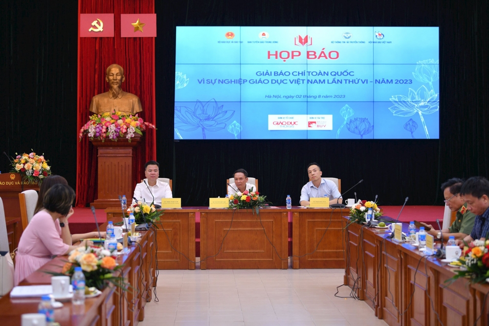 Họp báo