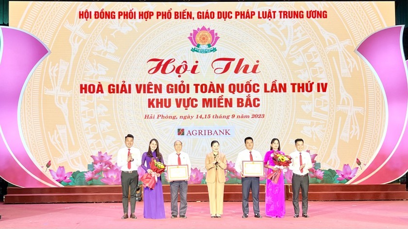 Hòa giải viên