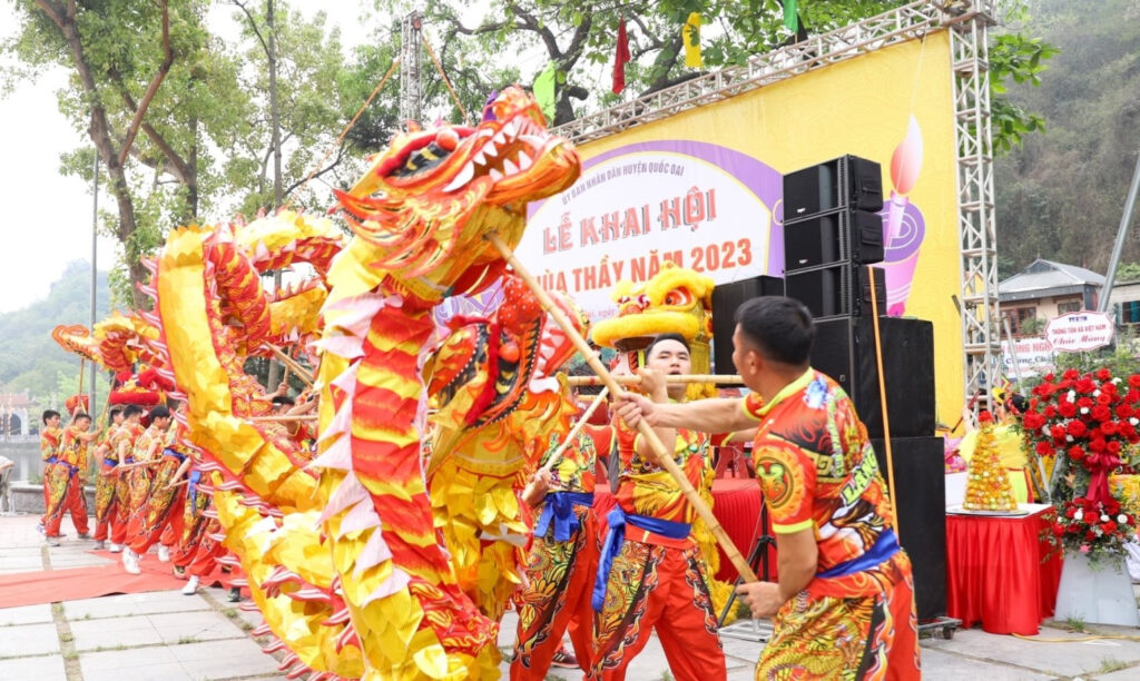 Chùa Thầy khai hội