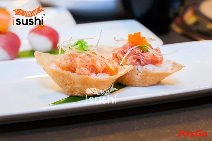 Các miếng sushi được làm tại khu bếp lạnh của Isushi, quán ăn sushi ngon ở Hà Nội