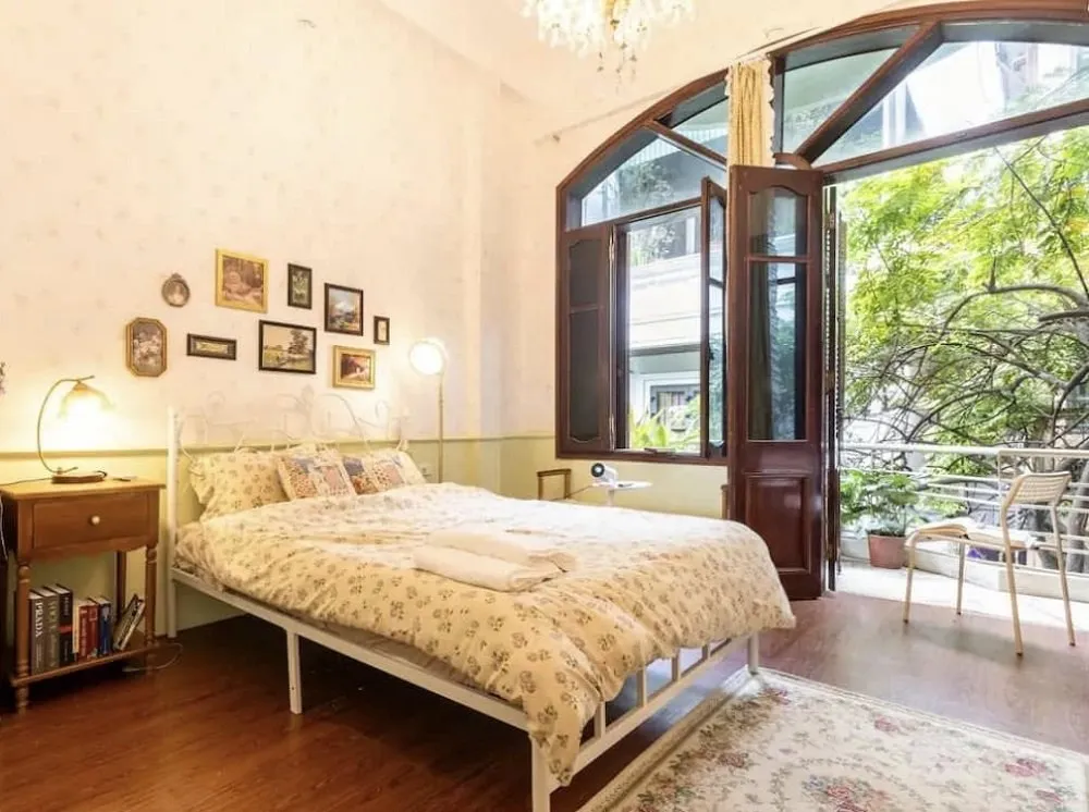 Căn phòng đậm chất vintage tràn ngập ánh sáng tự nhiên tại Đến đi thong dong, mang lại trải nghiệm ấm cúng gần Ngõ 92 Đào Tấn, Cống Vị, Ba Đình, Hà Nội