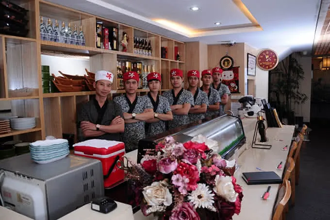 Đầu bếp New Sake đang chế biến sushi, thể hiện kỹ năng tại một quán ăn sushi ngon ở Hà Nội
