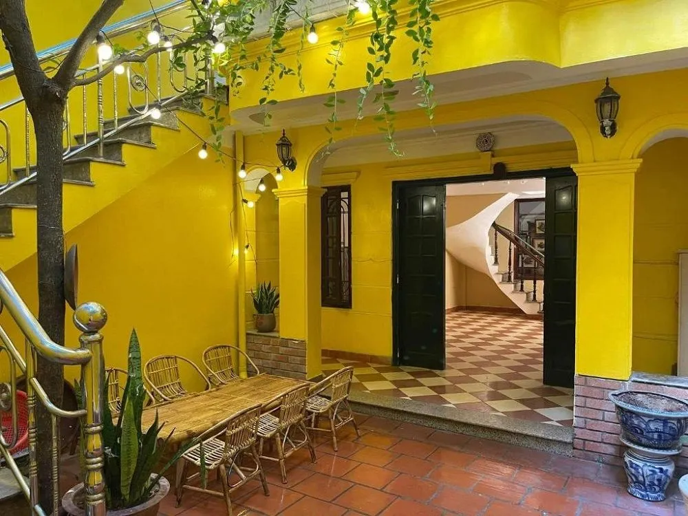 Khoảng sân nhỏ trước Morri Homestay Quán Thánh, nơi mang lại sự bình yên giữa lòng Hà Nội, gần Ngõ 92 Đào Tấn, Cống Vị, Ba Đình, Hà Nội
