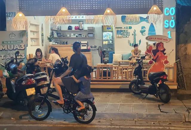 Nhà hàng ăn uống Hà Nội hoạt động trong điều kiện giãn cách 50% công suất để đảm bảo an toàn mùa dịch.
