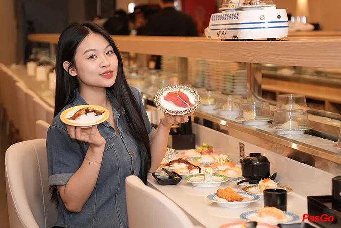 Nhiều loại sushi tươi ngon trên băng chuyền tại Ginza Sushi Express, quán ăn sushi ngon ở Hà Nội