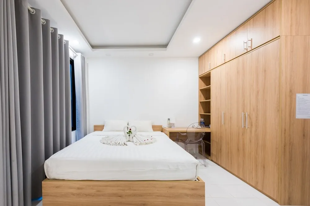 Phòng nghỉ giường đôi vô cùng ấm cúng và sạch sẽ tại Quyet Homestay, mang lại không gian thư giãn cho du khách khám phá khu vực Ngõ 92 Đào Tấn, Cống Vị, Ba Đình, Hà Nội