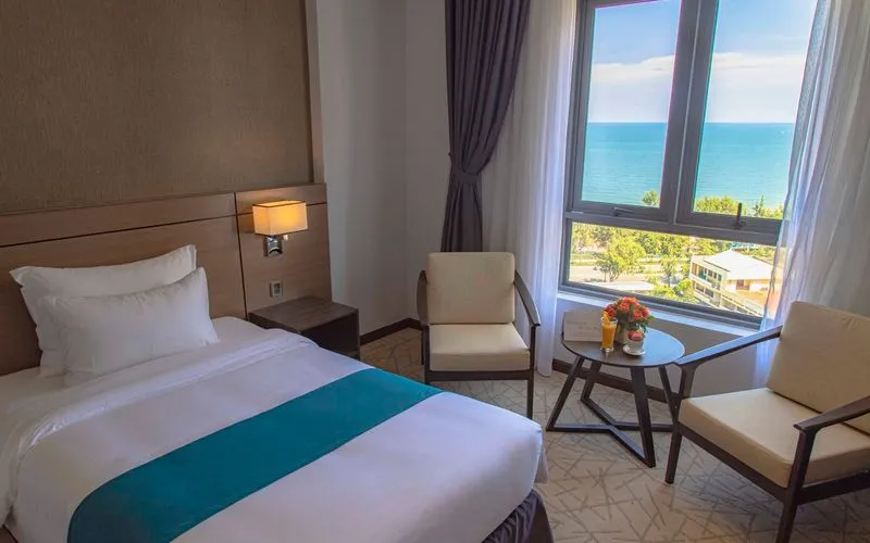 Phòng tắm tiện nghi trong phòng Deluxe The Cap Hotel