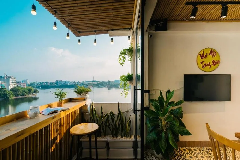 Tầm nhìn tuyệt đẹp ra hồ Trúc Bạch từ The Autumn Homestay, một điểm cộng lớn cho những ai ghé thăm khu vực gần Ngõ 92 Đào Tấn, Cống Vị, Ba Đình, Hà Nội