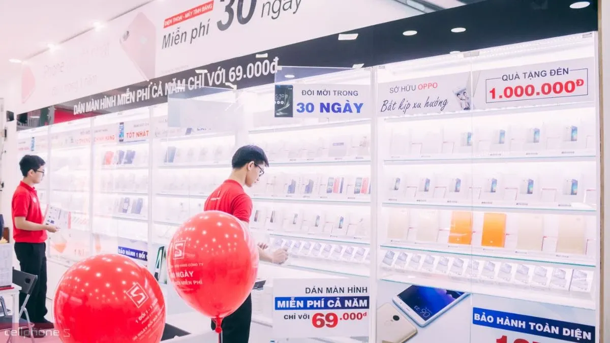 Toàn cảnh không gian mua sắm rộng rãi với nhiều sản phẩm công nghệ chính hãng tại CellphoneS An Giang.