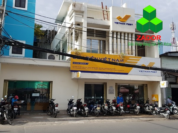 Toàn cảnh mặt tiền Bưu Điện Quận Gò Vấp, có thể thấy biển hiệu lớn và không gian xung quanh