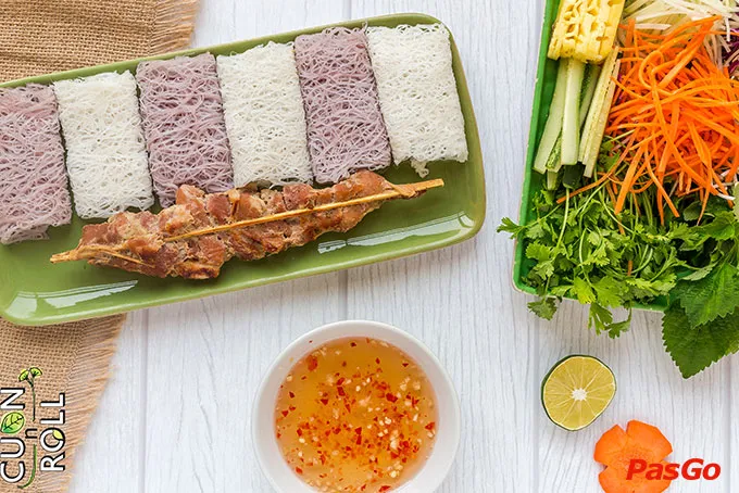 Bánh hỏi thịt nướng ăn kèm các loại rau tươi, mang lại cảm giác hòa hợp vừa miệng rất hấp dẫn