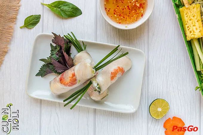 Gỏi cuốn tôm thịt nhẹ nhàng, tinh tế nhưng không kém phần cuốn hút trong menu cuốn n roll